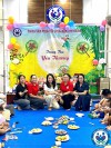 Giám đốc trung tâm VN House và Hội chữ thập đỏ phường Trường Vinh tặng quà trung thu cho em bé đặc biệt đang can thiệp tại VN House