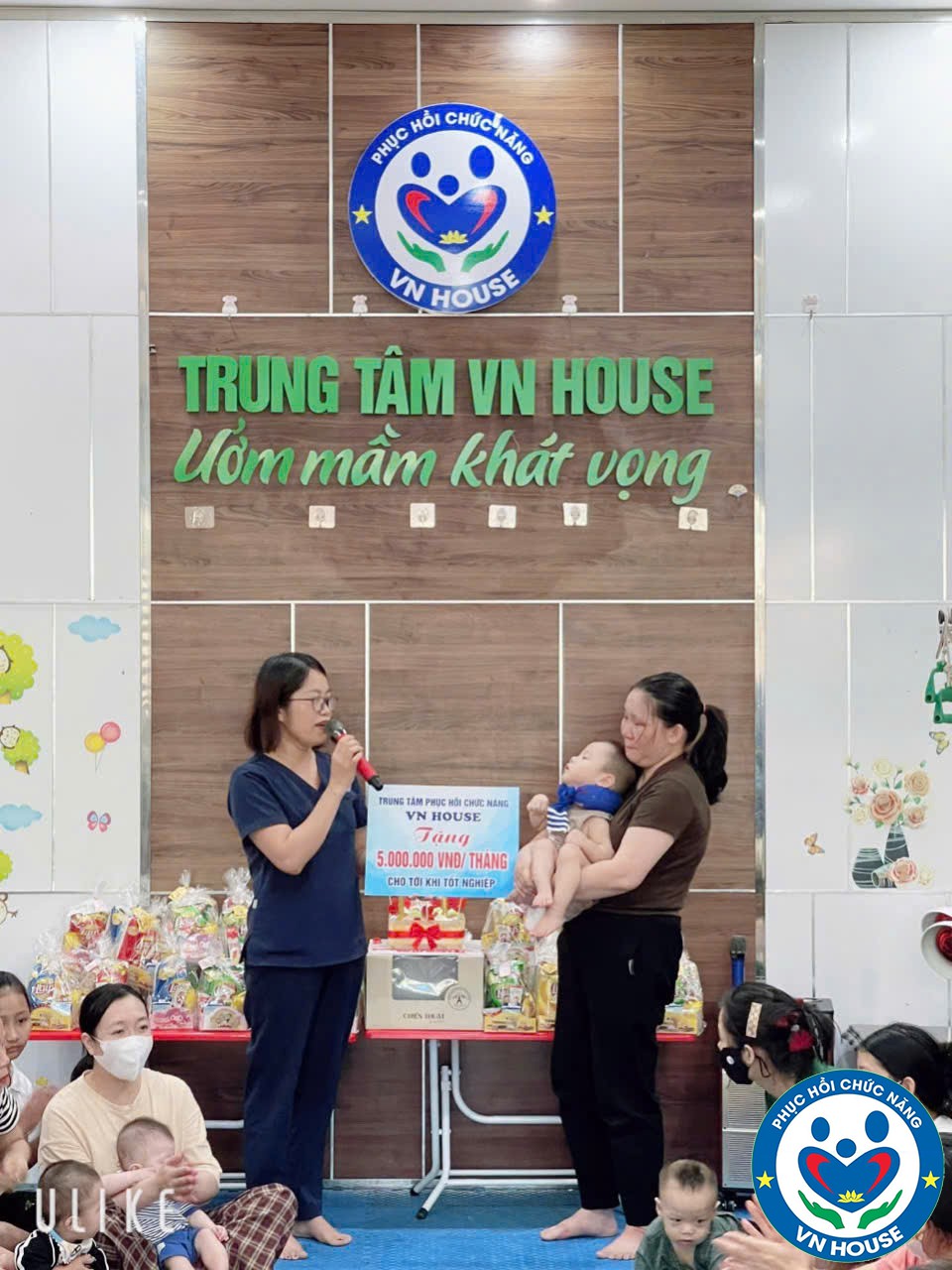 Trao quà bảo trợ cho em bé siêu nhân nặng mồ côi bố gia đình đặc biệt khó khắn