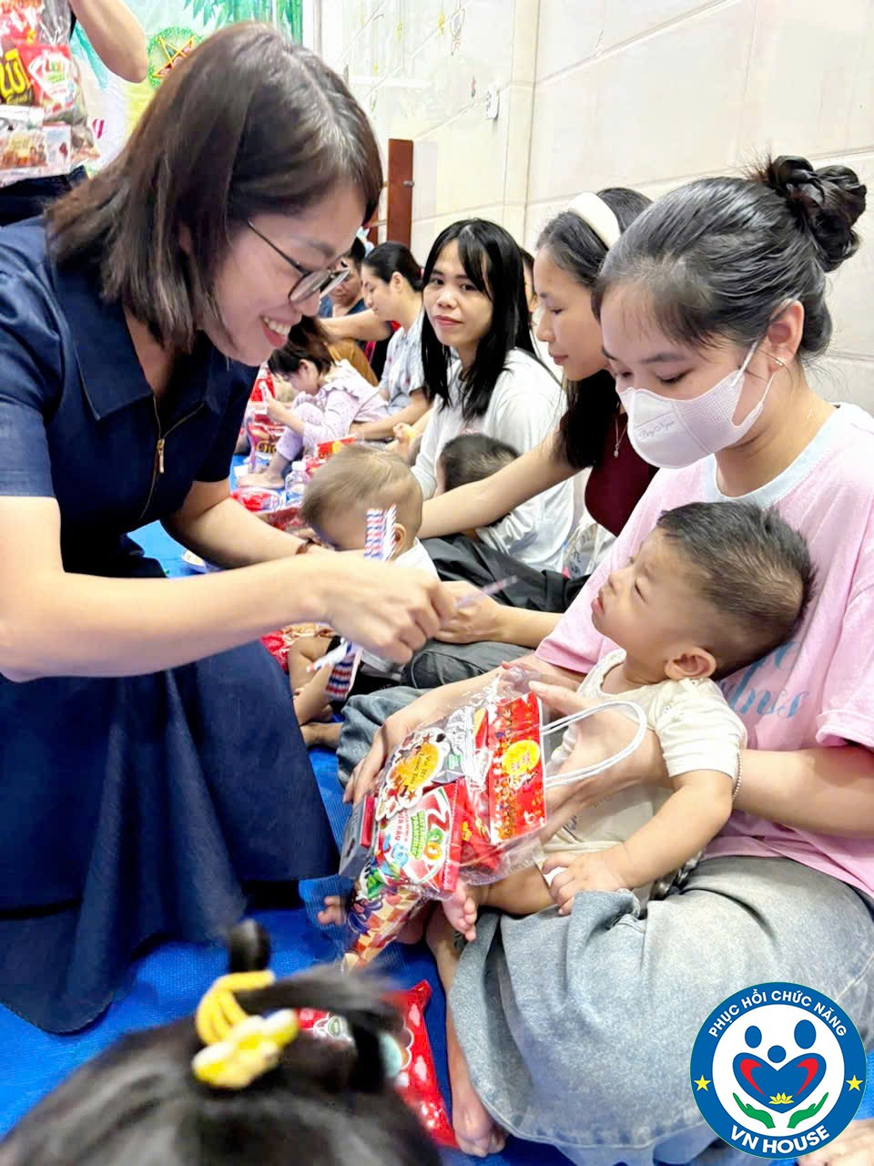 Cô Nguyễn Thị Hoài tặng quà cho các cháu đang can thiệp tại trung tâm