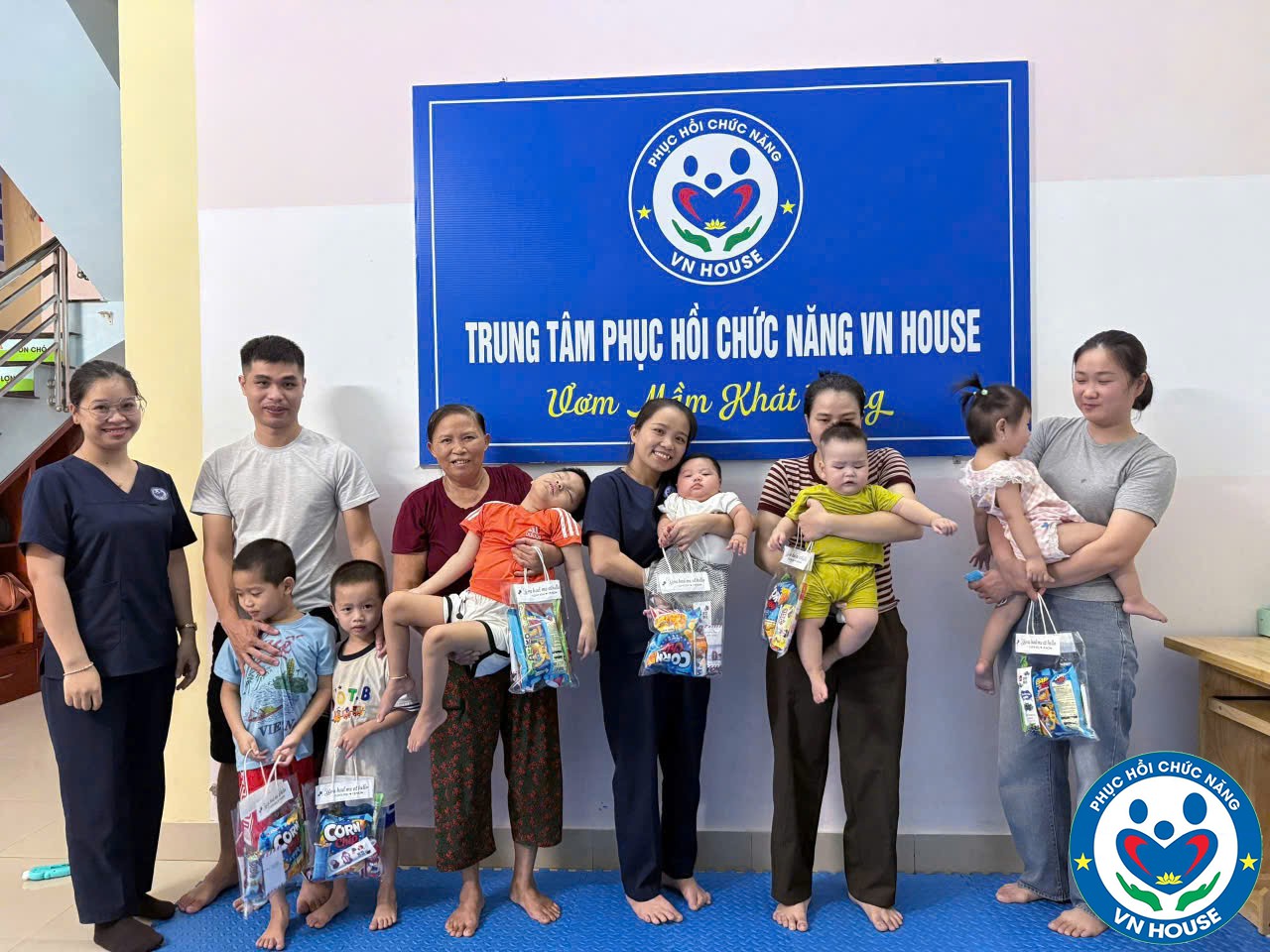 Các cô VN House Diễn Châu tặng quà các con