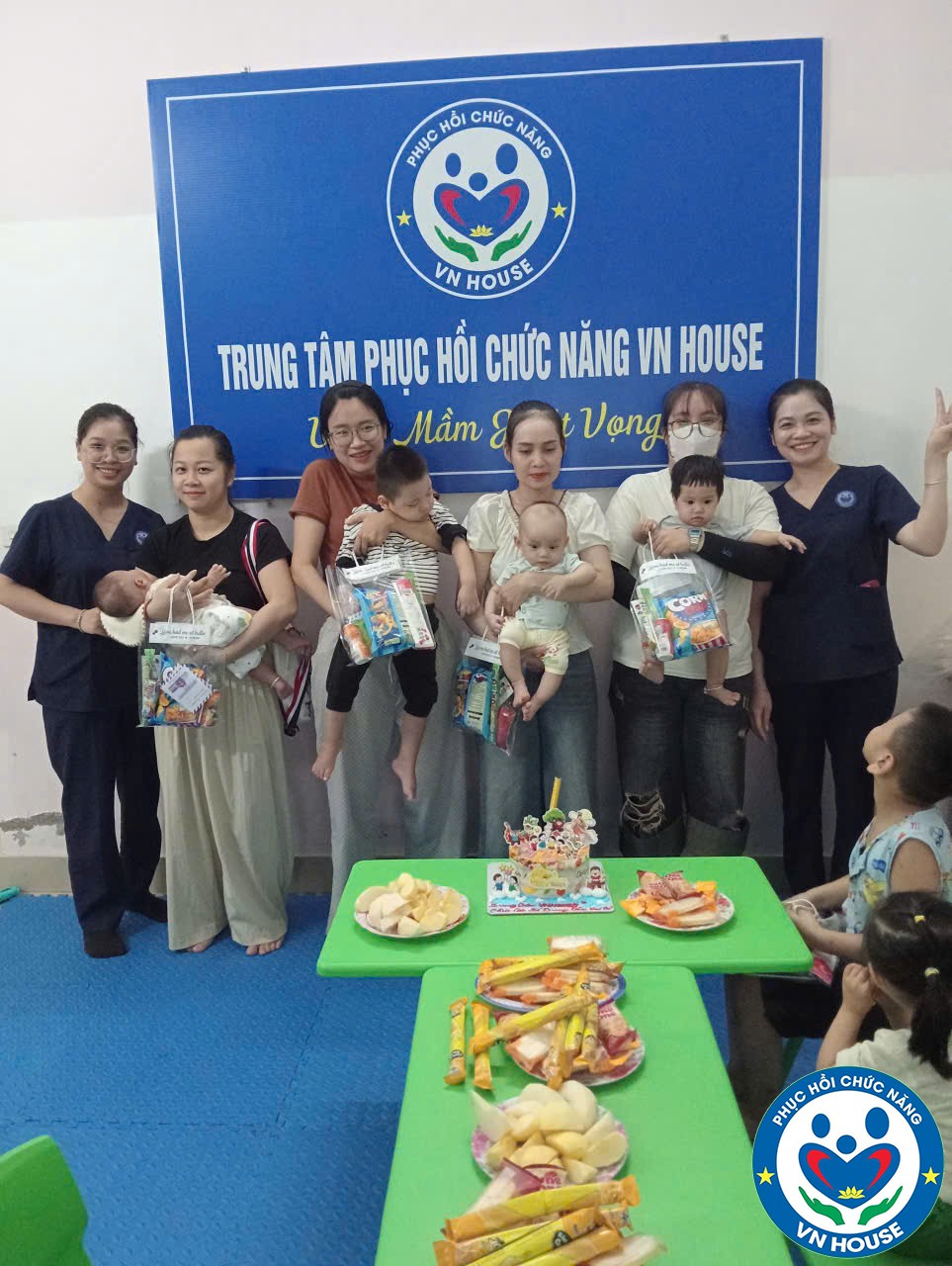 Các cô VN House Diễn Châu tặng quà các con